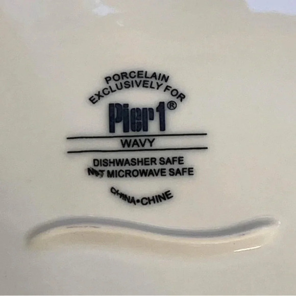 (2) Pier 1 Wavy White Porcelain 11” Plates Heavy Duty Excellent Condition Rare - Picture 3 of 4